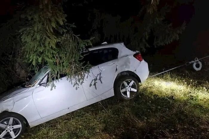 Er durchbrach einen Stacheldrahtzaun und kam erst 80 Meter unter der Straße zum Stillstand.