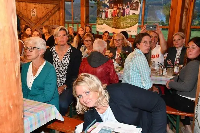 Unter den Ehrengästen waren Kammerobmann Martin Hebenstreit, die Direktorinnen der Fachschulen Großlobming und Schloss Feistritz sowie Vertreterinnen der Frauenberatung Novum.