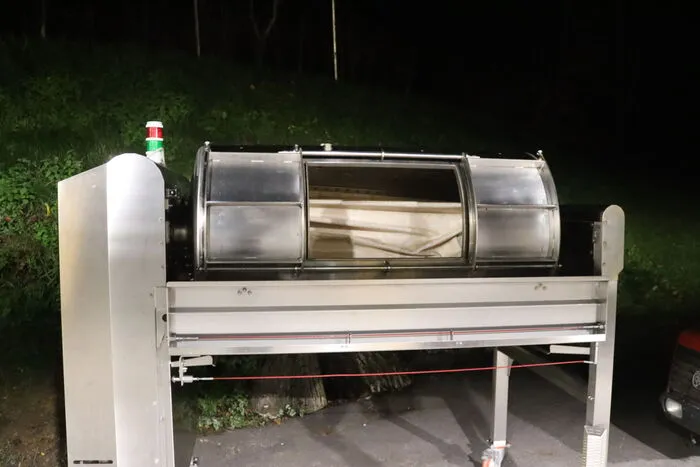 Auch die betriebseigene, moderne Traubenpresse konnte besichtigt werden.