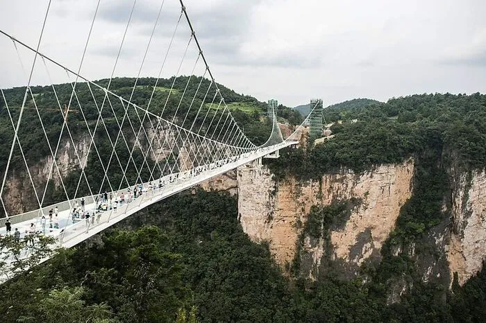 und befindet sich über einem 300 Meter tiefen Canyon