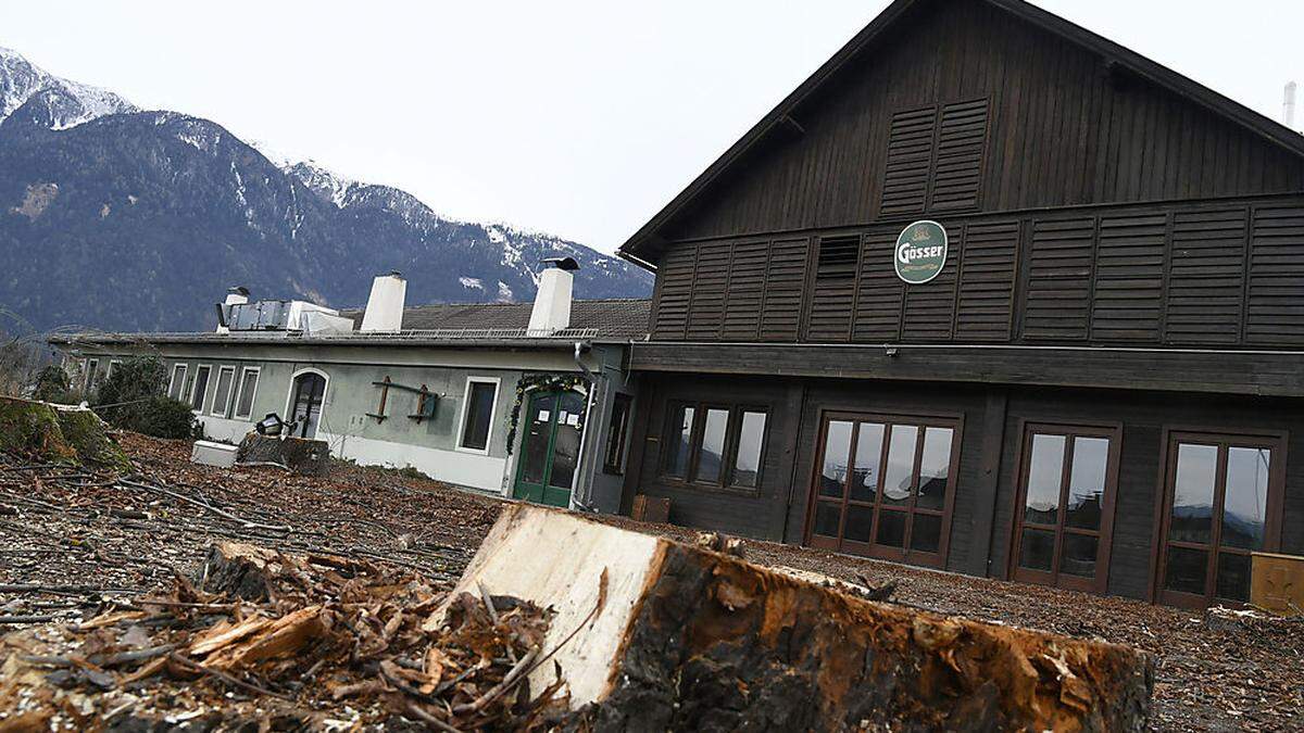 Ohne viel Federlesen wurden am Samstag die bis zu über 150 Jahre alten Kastanienbäume gefällt