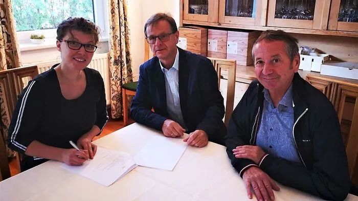 Tourismusobfrau Karolin Schäffer unterzeichnet den Postpartnervertrag