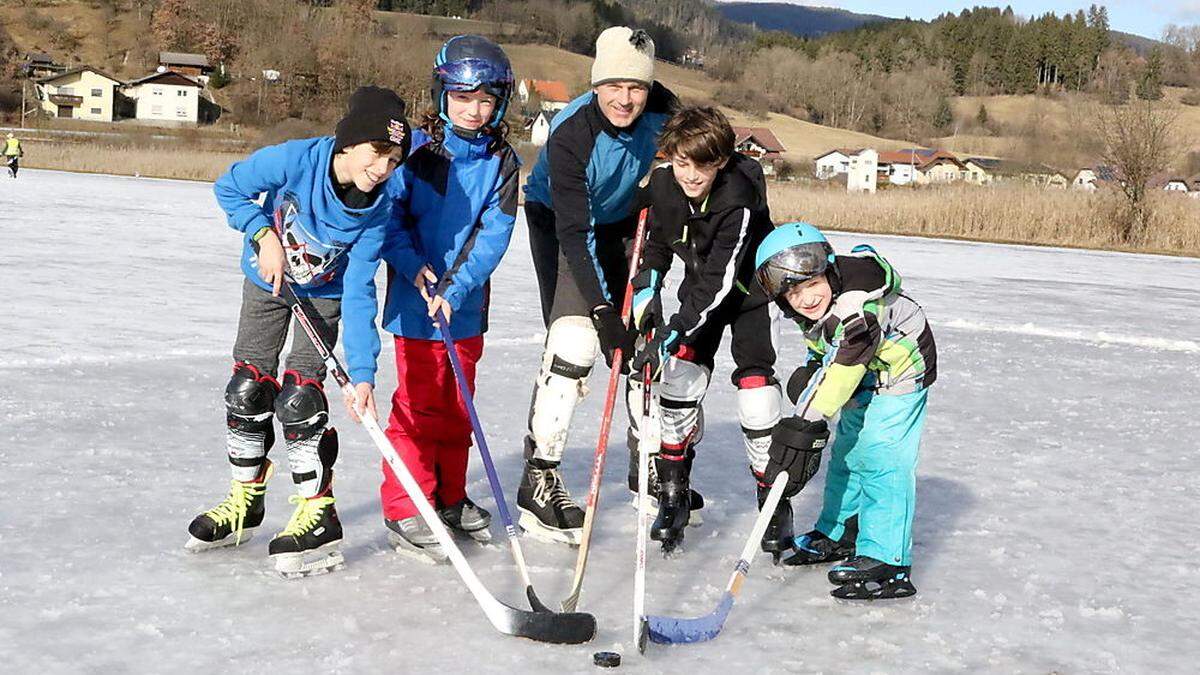 Auch von Hockeyspielern wurde die Eisfläche gerne frequentiert 