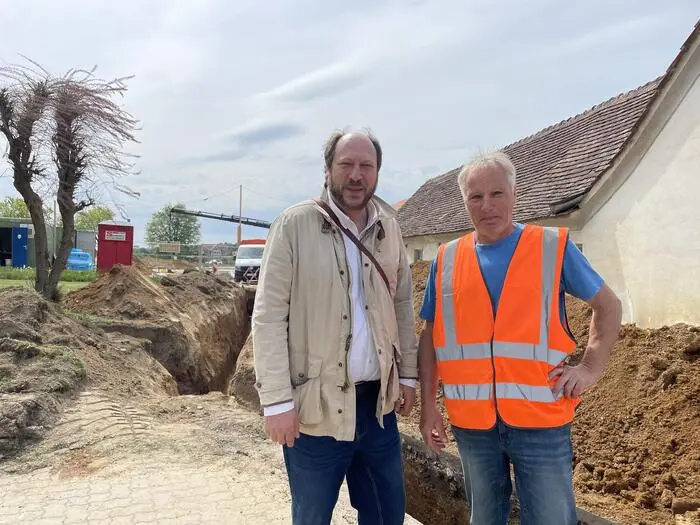 Bürgermeister Thomas Teubl mit Baupolier Franz Sabathi der Baugesellschaft Klöcher
