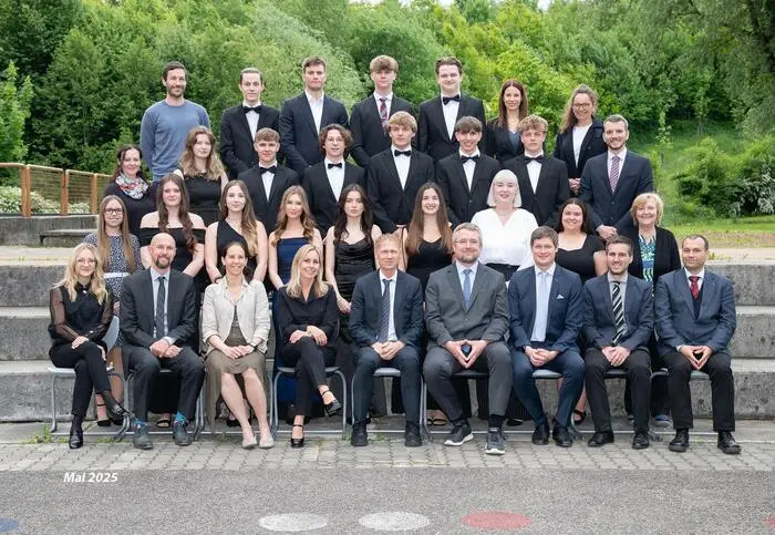 Die Absolventinnen und Absolventen der 8C-Klasse
