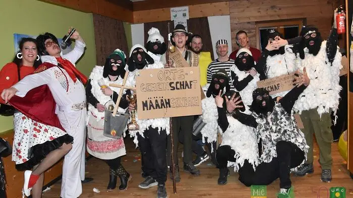 Die „OrtsgemeinSCHAFt Määääähsenbach“ und ein Schwarm Stubenfliegen füllten am vergangenen Samstag den Wildwiesenhof in Miesenbach. Kamen die vielen Fliegen etwa wegen der Schafe?