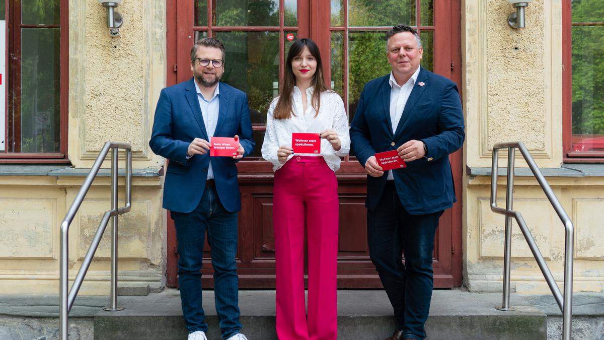 Wollen Schluss mit der Immobilienspekulation in Graz machen: Gemeinderätin und Wohnbausprecherin Anna Robosch und die Klubobleute Michael Ehmann (Stadt, rechts) und Hannes Schwarz (Land) vor dem Volksgartenpavillon