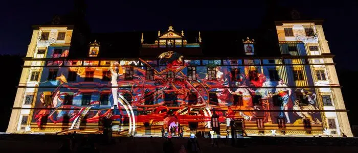 Das Schloss Eggenberg in nächtlicher Farbenpracht