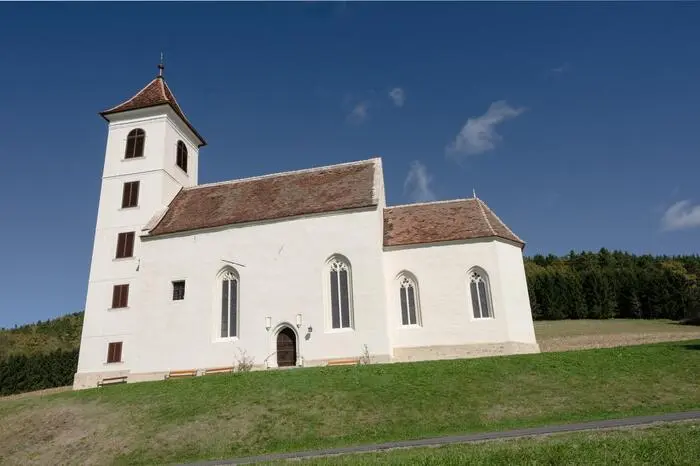 So wie diese kleine Kirche von Weitem zu sehen ist, gibt es auch eine großartige Fernsicht in das Safental und Pöllauer Tal.