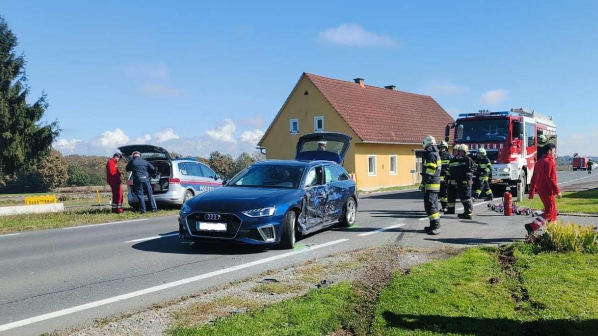 Ein Rettungsauto und ein Pkw kollidierten