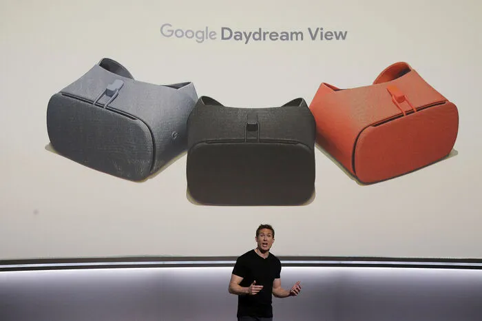 Google überarbeitet auch seine Virtual-Reality-Brille Daydream. Das Sichtfeld wurde erweitert, der Tragekomfort soll höher sein. Zu kaufen ab 109 Euro.