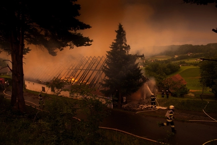 Das Feuer war während eines kurzen, aber heftigen Gewitters ausgebrochen. Menschen und Tiere kamen nicht zu Schaden.