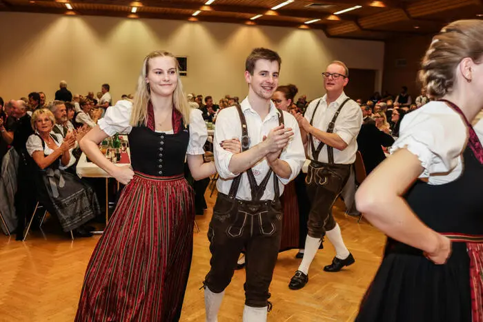 Tachtenball mit Tanzeinlagen 