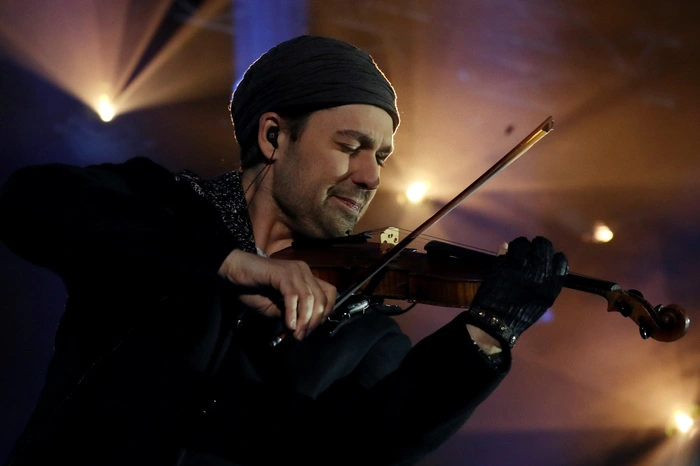 Für die musikalische Unterhaltung sorgten dementsprechend der deutsche Stargeiger David Garrett, die heimische Dialektpopband Pizzera &amp; Jaus, Gregor Glanz und Christian Rijavec mit dem WM-Song "Time for Heroes", die Plateau-Kapellen, die Militärmusik Tirol und die Wiltener Sängerknaben.