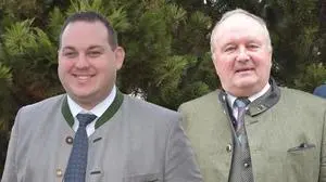 Philipp Könighofer (links) und Bürgermeister Rudolf Hofbauer (rechts)