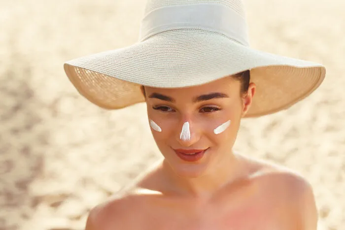 Gut behütet in die Sonne: Sonnenschäden beugen Sie vor, indem Sie Haut bedecken, cremen und die direkte Sonne meiden 