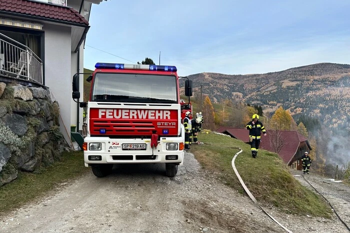 Aufgrund der engen Platz- und Straßenverhältnisse koordinierten mehre Lotsen entlang der Strecke die Fahrzeuge. Als Übungsbeobachter konnte Einsatzleiter Gemeindefeuerwehrkommandant HBI Hannes Daborer den Abschnittsfeuerwehrkommandanten BR Christian Göckler begrüßen.