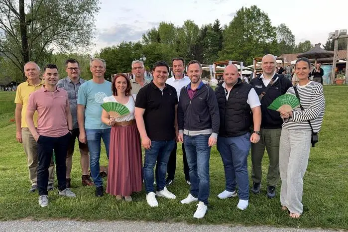 „Heute Abend können wir erstmals internationale und nationale Top-Stars auf dem 40 Hektar großen See in Aktion sehen“, freute sich „Mister Surf Worldcup“ Gerhard Polak. 