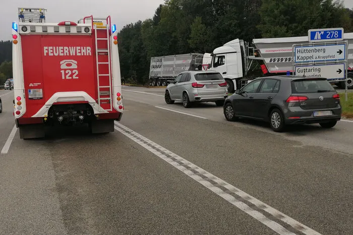 Die B 317 war während der Aufräumarbeiten stundenlang gesperrt.