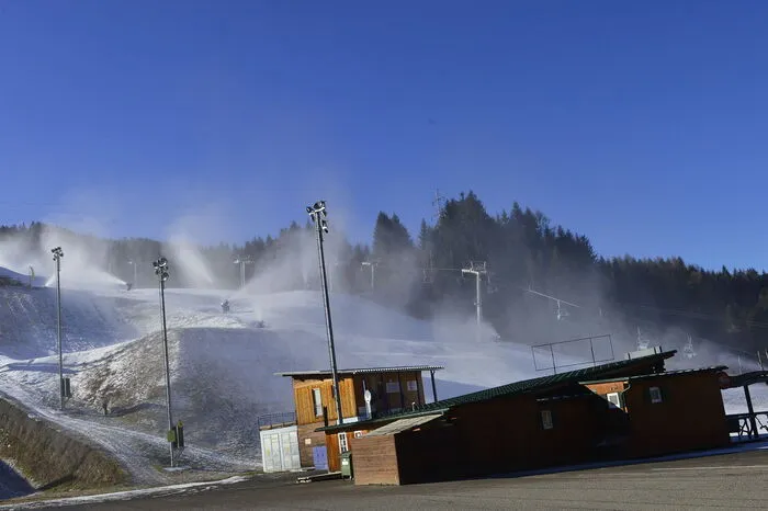 Nach derzeitigem Stand werden laut Kreischberg-Homepage geöffnet haben: 6er-Gondelbahn bis zur Mittelstation, 10er-Gondelbahn samt „Schleife“ zur Rosenkranz Talstation, Sixpack Sesselbahn und Kreischi Lift. Und auch der gesamte Snowpark wird aufsperren.