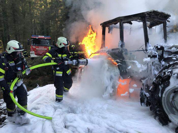 Die Feuerwehren Ligist und Steinberg rückten zu dem Traktorbrand aus