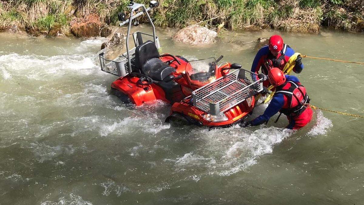 Salzburger rettete 35-Jährigen nach Sturz mit Quad aus der Enns