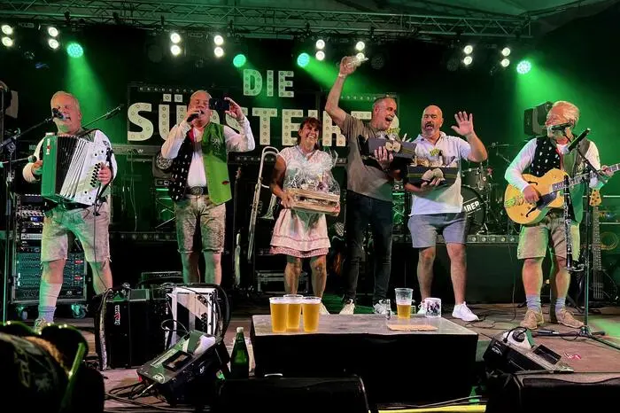Bei ihren Hits „Aber dann im Garten Eden“ oder „Madonna Mia“ gab es für die begeisterten Fans kein Halten mehr auf den Bänken.