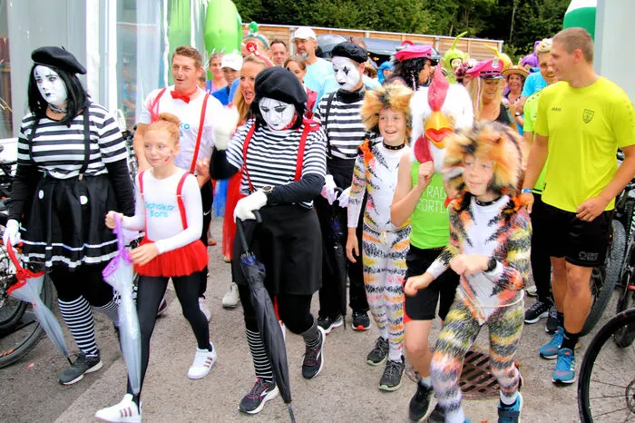 Im Vordergrund stand dabei weniger der Sport an sich, sondern der Spaß: Bunt und aufwendig verkleidet gingen die meisten Teilnehmer die Strecken an - fünf, 25 und 50 Kilometer, die man gehend, laufend, walkend, wandernd oder auch radelnd zurücklegen konnte.