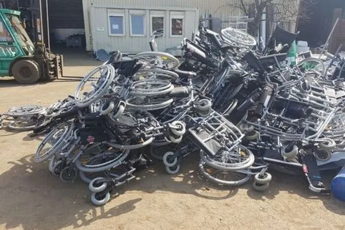 Ein Bild sorgt für Empörung im Internet: Es zeigt vermeintlich intakte Rollstühle, die auf einem Murtaler Schrottplatz gelandet sind. Der Beitrag wurde bereits mehrere Hundert Mal auf Facebook geteilt.
