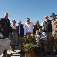 Die neuen und alten Pächter auf der Gerlitzen mit Markus Ramsbacher (links) von den Gerlitzen Bergbahnen, Nicole Bundi und René Koch, Rene Steharnik als neues Teammitglied der Pöllinger Hütte, Erika und Karl Peternell und Stephan Winnicki
