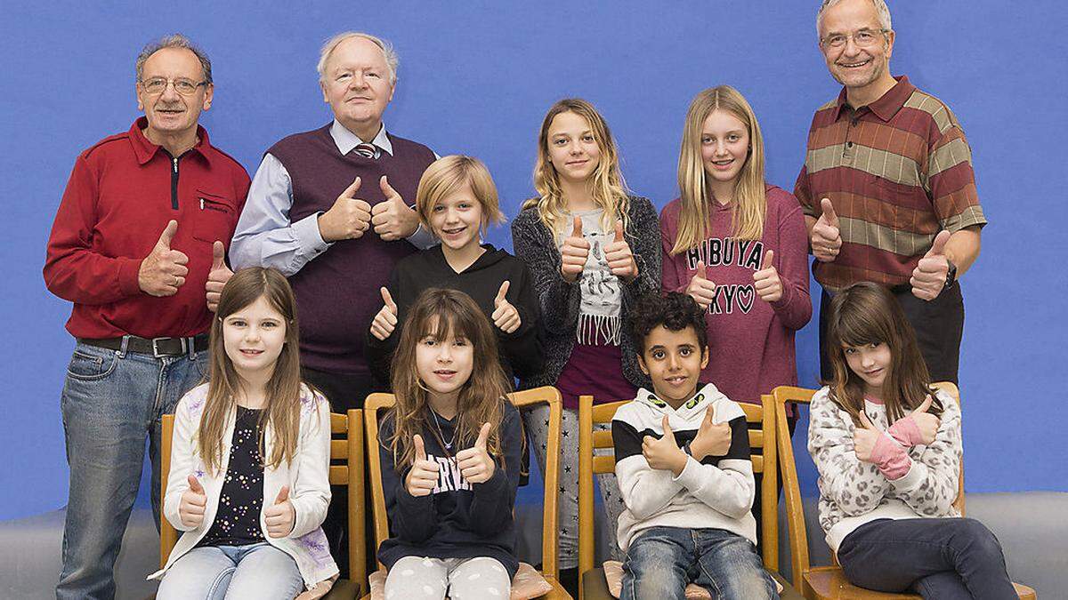 Hermann Maier, Franz Gigerl und Helmut Zellner (hinten von links) erklärten den Kindern wichtige Dinge in der Fotografie