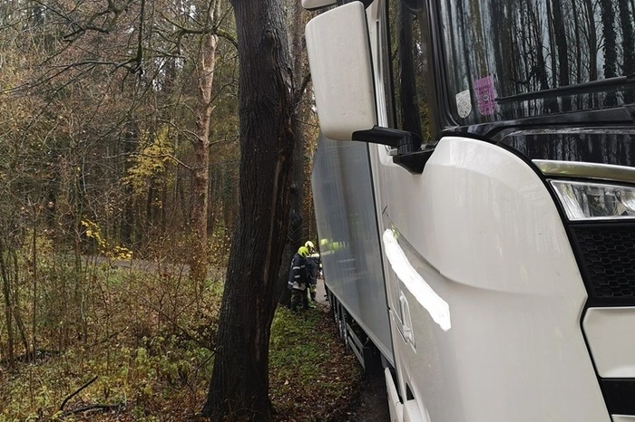 Die Räder des Lkw sanken im Straßenbankett ein: Der Lkw steckte fest.
