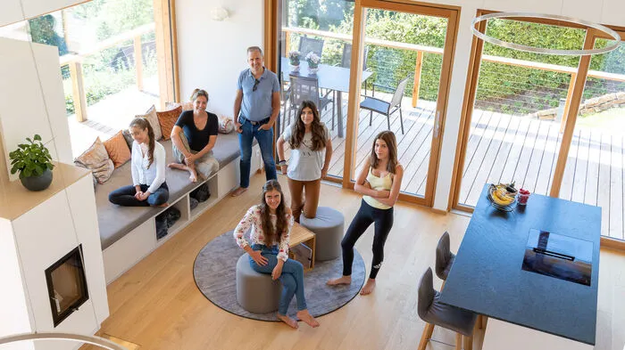 Familie Mayer-Steindl aus Salzburg hat sich in die Steiermark verliebt. Also machte sie sich auf die Suche nach einem passenden Grundstück, das vor allem zwei Anforderungen erfüllen sollte. Es sollte ruhig sein und Aussicht bieten.