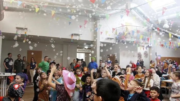 Lustige Spiele mit dem Kinderanimateur „ChaCha Bas“ machten die Kinder-Faschingsparty im Söchauer Kultursaal zu einem Treffpunkt aller Indianer, Engerln, Käfer, Ritter, Clowns, Katzen und Mäuse.