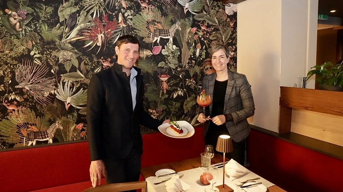 Gerhard Winkler und Franziska Moser-Winkler Beef Tartar im Mo.Wi: Das Filet vom Seebodner Rind (von Familie Egarter vulgo Löscher) wird frisch gehackt. Rote Rüben, Kapern, Essiggurkerl und Schalotte werden mitgehackt. Mit Weinbrand, Senf, Salz und Pfeffer verfeinert wird das fertig vermengte Tartar auf eine hausgemachte pikante Waffel mit einem Hauch von Parmesan aufgesetzt. Eine Creme fraiche, Vodka, Zitronen Creme bietet das Bett für den abschließenden Kaviar.