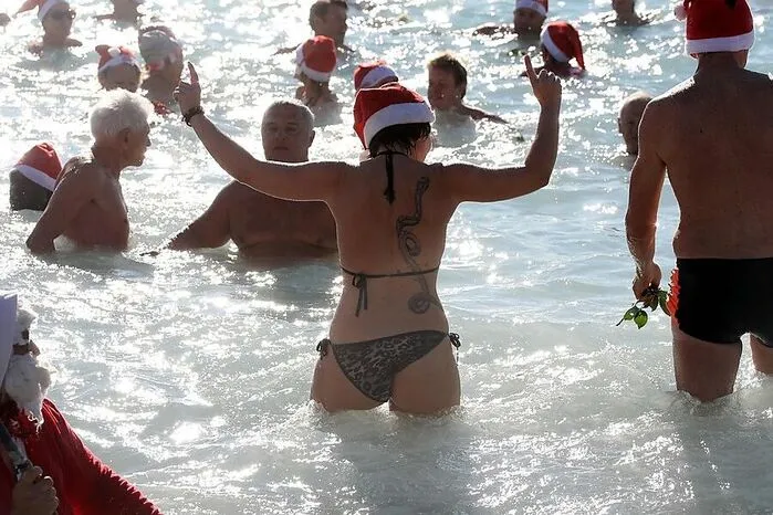 Selbst im knappen Bikini durfte die Weihnachtsmannmütze nicht fehlen.