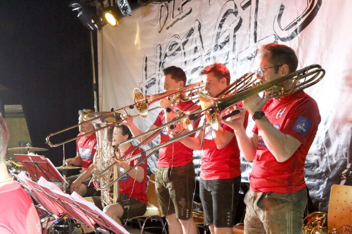 Klar, dass zur fetzigen Musik bis in die frühen Morgenstunden ausgiebig das Tanzbein geschwungen wurde. 