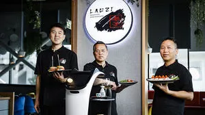 Thomas Liu mit den Küchenmeistern Mr. Cui und Mr. Bin