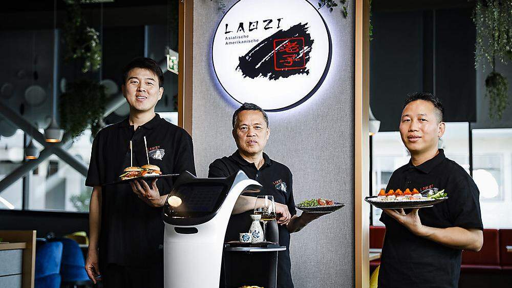 Thomas Liu mit den Küchenmeistern Mr. Cui und Mr. Bin