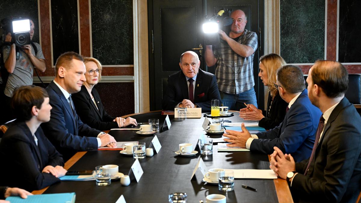 Sigrid Maurer (Grüne), Philip Kucher (SPÖ), Doris Bures (SPÖ), Nationalratspräsident Wolfgang Sobotka (ÖVP), Dagmar Belakowitsch (FPÖ), August Wöginger (ÖVP) und Nikolaus Scherak (Neos) im Rahmen einer Präsidiale des Nationalrates am Donnerstag.