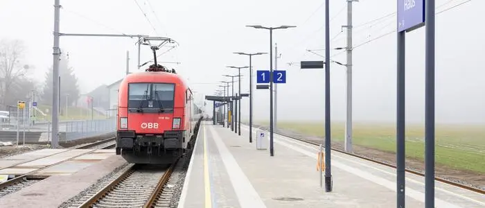 Der Bahnhof im Ortsteil Höhenfeld zeigt sich runderneuert