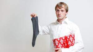 Socken unter dem Weihnachtsbaum zählen zu den Klassikern der unerwünschten Weihnachtsgeschenke