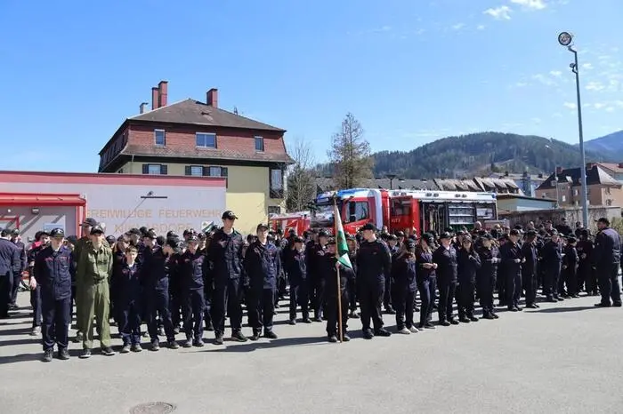 An sechs Stationen wurde das Wissen der Jugendlichen überprüft. Themengebiete rund um die Organisation der Feuerwehr, Fahrzeug- und Gerätekunde, Dienstgrade, Warn- und Alarmsignale, Erste Hilfe, Exerzieren, Funk und zu guter Letzt Nachrichtendienst mussten bewältigt werden 