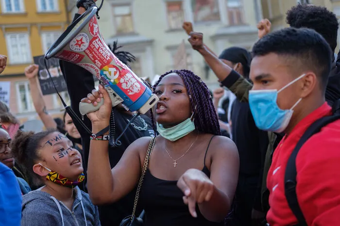 ...die Polizei spricht von mehr als 300 Demonstranten.