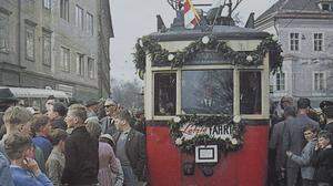 Die TW23, gefüllt mit Ehrengästen und verziert mit Girlanden und einer Todesanzeige auf ihrer letzten Fahrt vom Heiligengeistplatz in Richtung Bahnhof.
