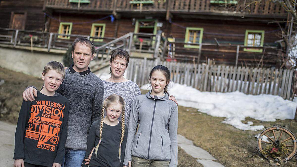 Familie Gorgasser vor ihrem Hof