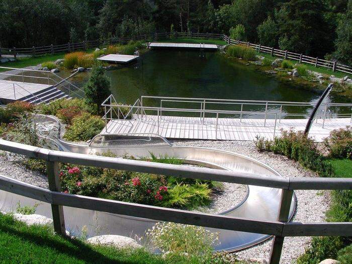 Dieses öffentliche Bad hat Waude Gardens in Lüsen bei Brixen in Südtirol errichtet