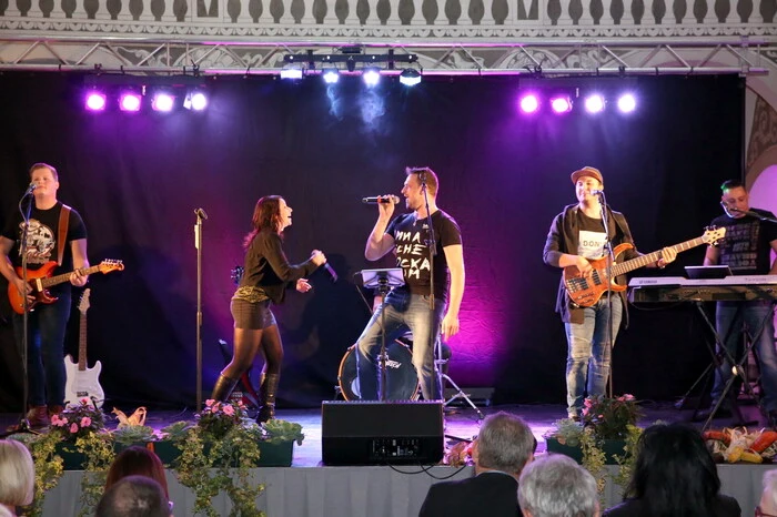 Als Vorgruppe sorgte die Partyband „Elchos“ mit ihren fetzigen Songs dafür, dass im Saal keine Langweile aufkam. 