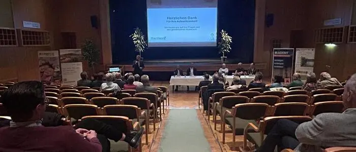 Die Bürgerversammlung fand im Festsaal der Hartberghalle statt