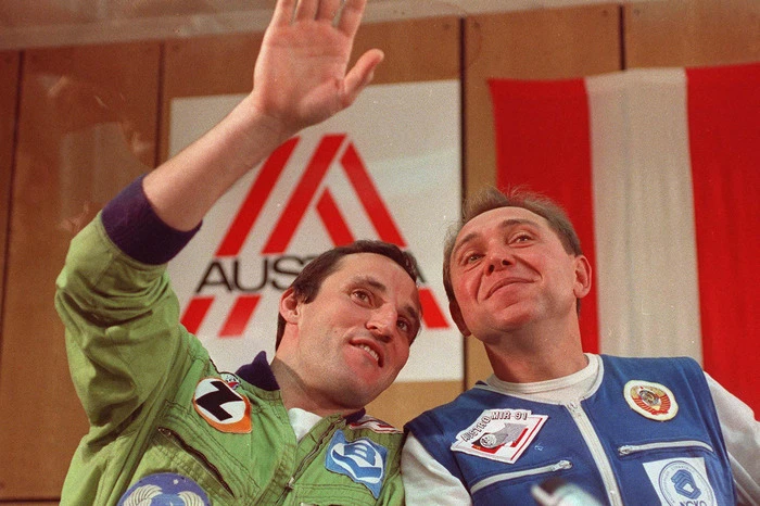 1987 hatte der damalige sowjetische Premierminister Nikolai Ryschkow bei einem Besuch in Österreich das Angebot unterbreitet, dass sich die Alpenrepublik an einem bemannten sowjetischen Raumprojekt samt Flug eines Österreichers zum Orbitalkomplex beteiligen könnte.